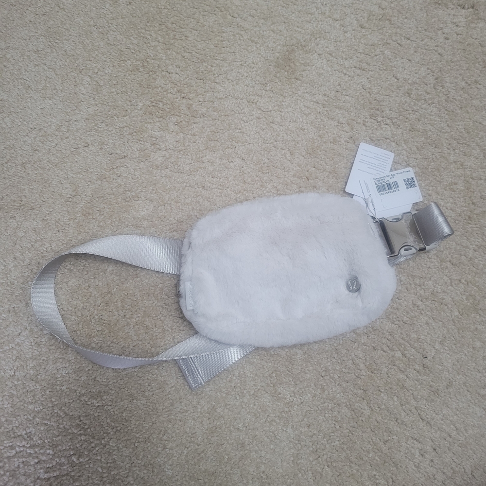 BNWT Lululemon Everywhere Belt Bag Plush Fleece White Furry Belt Bag